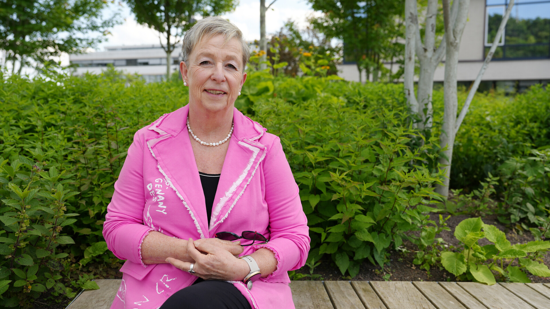 Bild von Renate Bauerschlauch vor einer grünen Hecke 