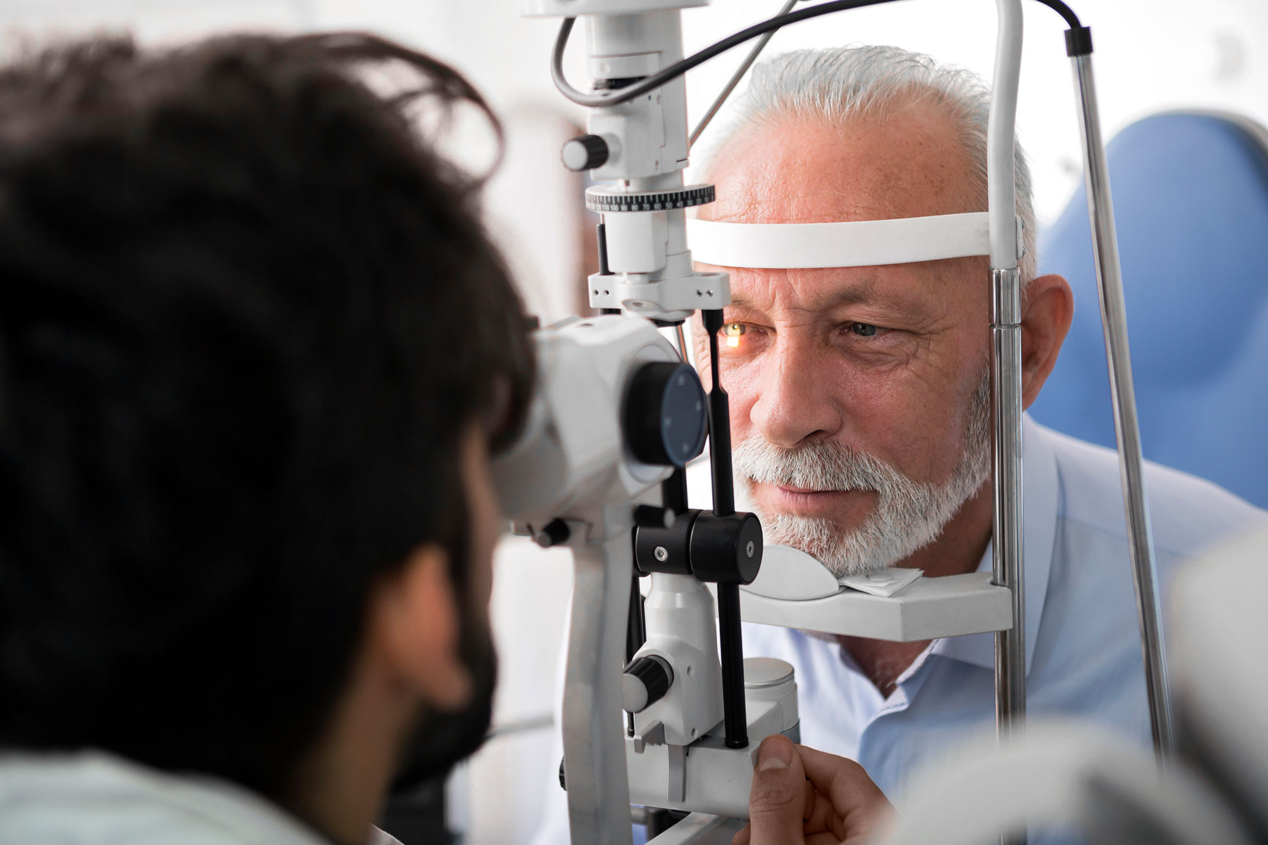 Das Gesicht eines älteren Herren während einer optischen Kohärenztomographie (OCT) in der Nahaufnahme